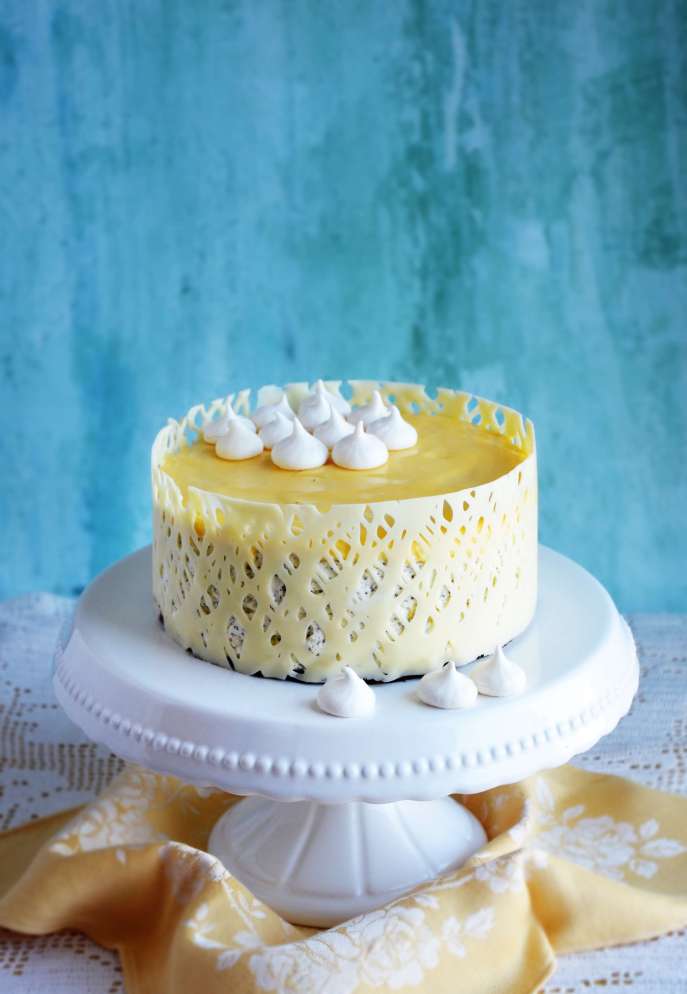 Mákos túrómousse torta narancs curd-del és csokikerítéssel