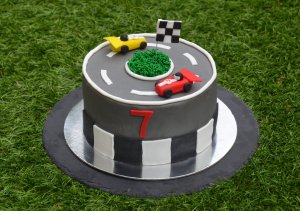 Forma 1 autós torta - versenyautós autópálya torta fondanttal burkolva