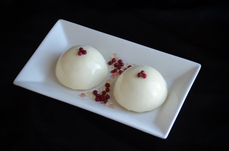 Bodzás túrómousse eperbetéttel, gyümölcskaviárral és tükörglazúrral