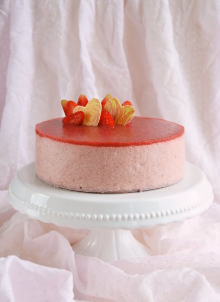 Eper-rebarbara mousse torta készítése - recept