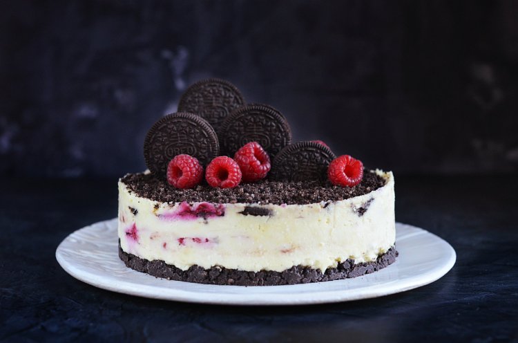 Oreos-málnás fehércsokis túrótorta recept