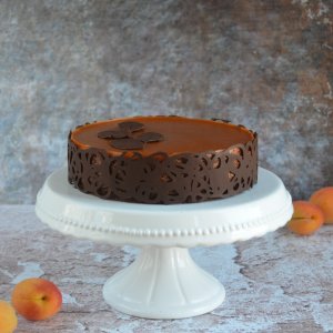 Sósmogyorós karamell-csoki mousse torta sárgabarackkal és csokicsipkével