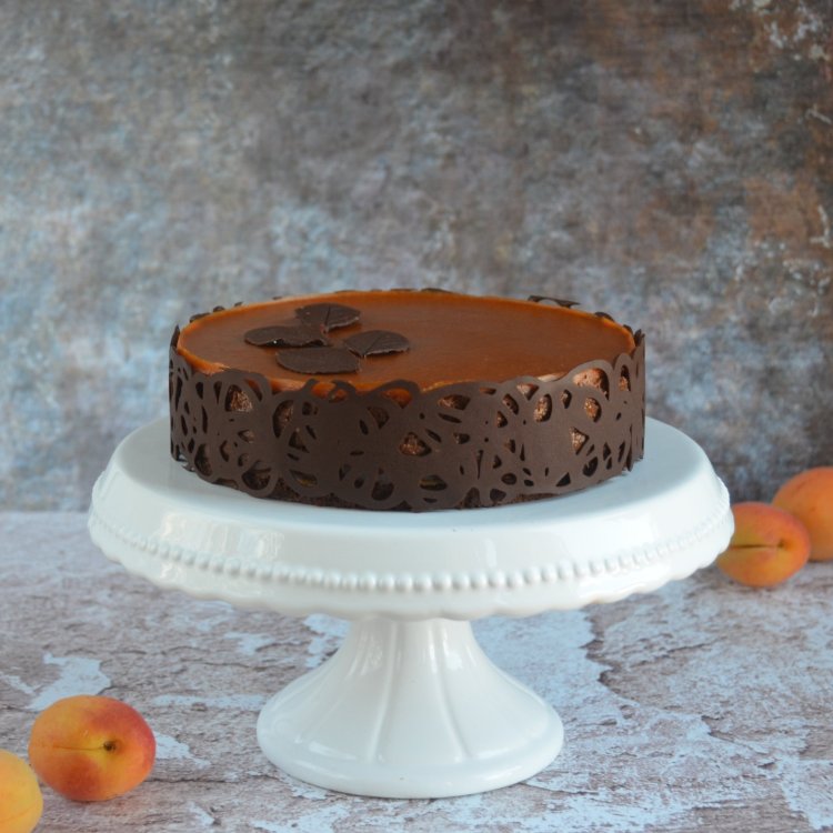 Sósmogyorós karamell-csoki mousse torta sárgabarackkal és csokicsipkével
