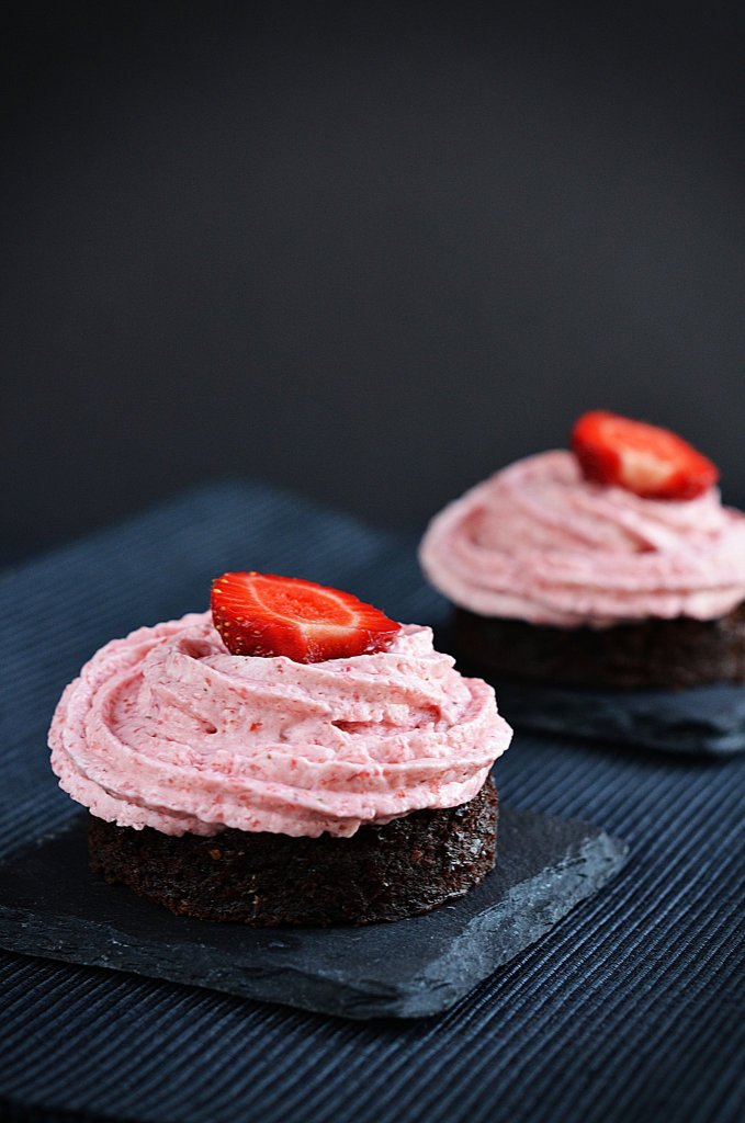 Céklás brownie eperhabbal recept