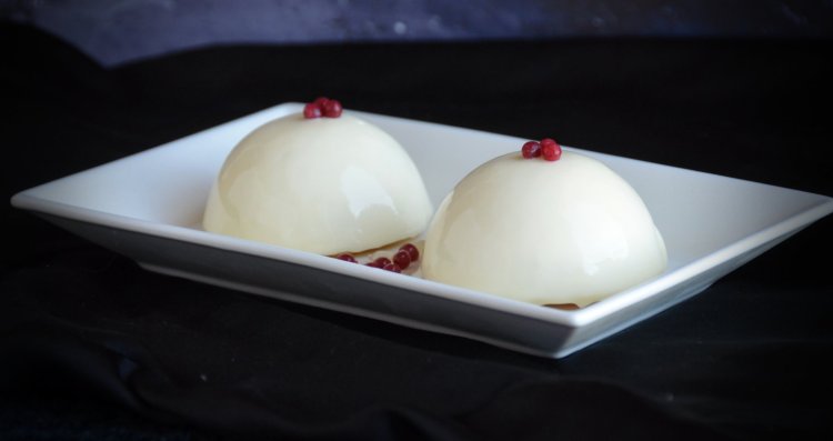 bodzás túrómousse eperbetéttel, gyümölcskaviárral és tükörglazúrral