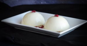 bodzás túrómousse eperbetéttel, gyümölcskaviárral és tükörglazúrral