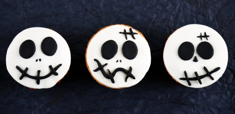 Halloween-i halálfejes muffinok fondanttal díszítve