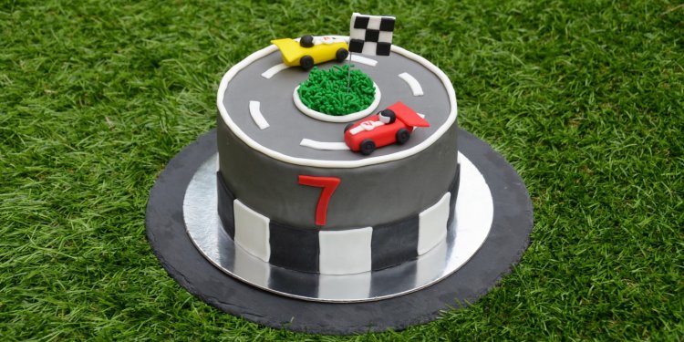 Forma 1 autós torta - versenyautós autópálya torta fondanttal burkolva