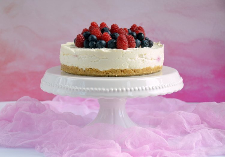 Málnás-áfonyás túrótorta recept sütés nélkül