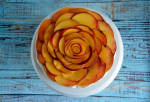 Barackos túrótorta sütés nélkül - barackos rózsatorta