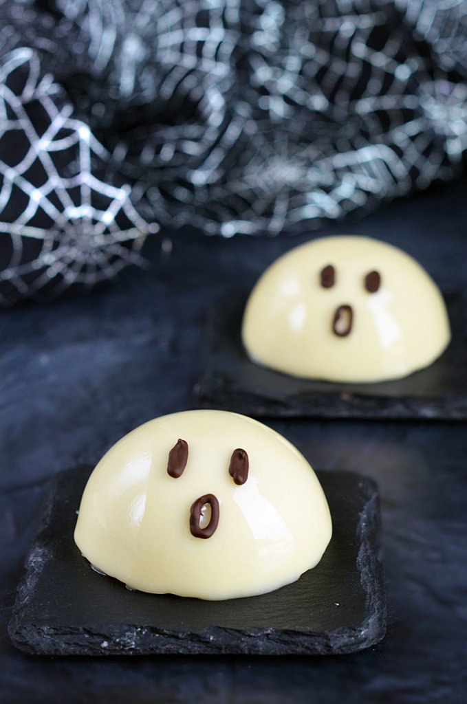 Halloween-i szellem mousse tükörglazúrral - málnás-fehércsokis kísértet mousse készítése mirror glaze-zel