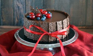 meggyes-csokis mousse torta texturált csokilapokkal