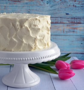 Csokis paszternáktorta mascarponehabbal és karamellel, rusztikusan. Húsvéti torta.