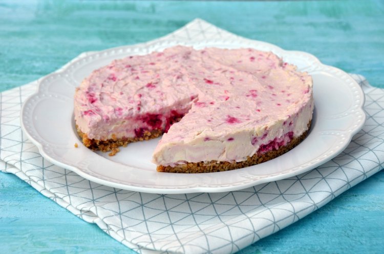 Málnás fehércsokis sajttorta sütés nélkül