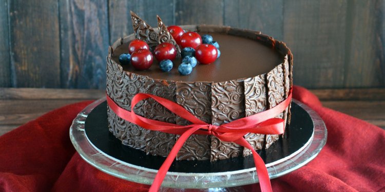 Meggy-csoki mousse torta texturált csokilapokkal