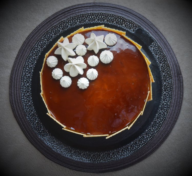 Kávé mousse torta karamellizált csokilapokkal, kávés habcsókkal, karamellel