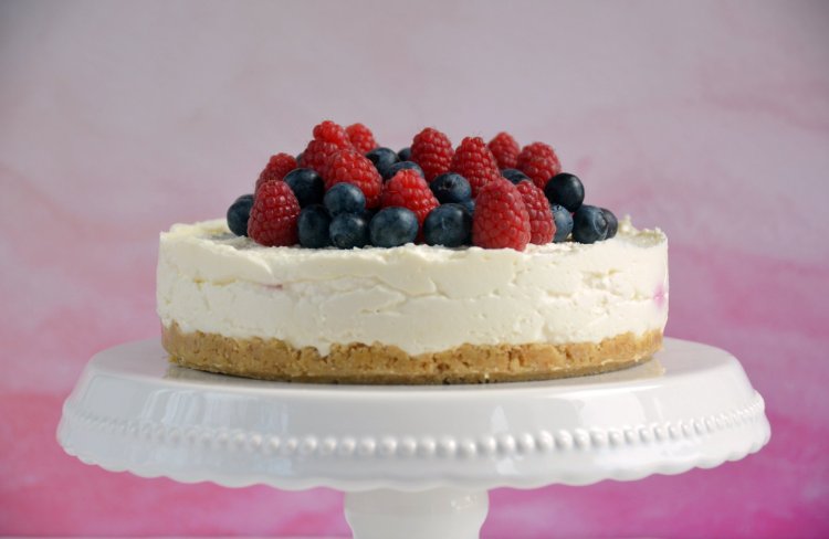 Málnás-áfonyás túrótorta recept sütés nélkül