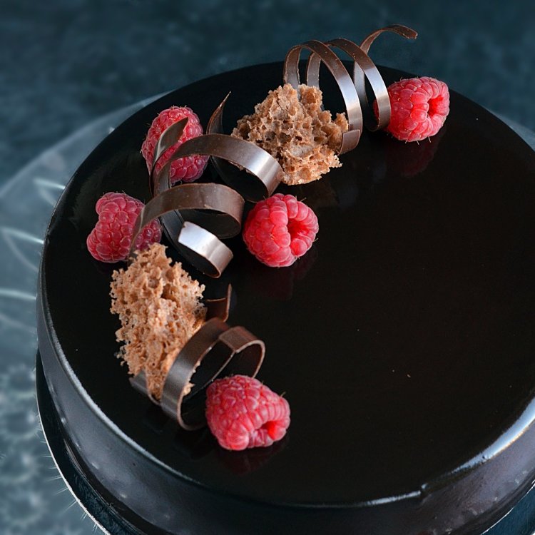 málna-csoki mousse torta recept mirror glaze-zel és szivacspiskótával