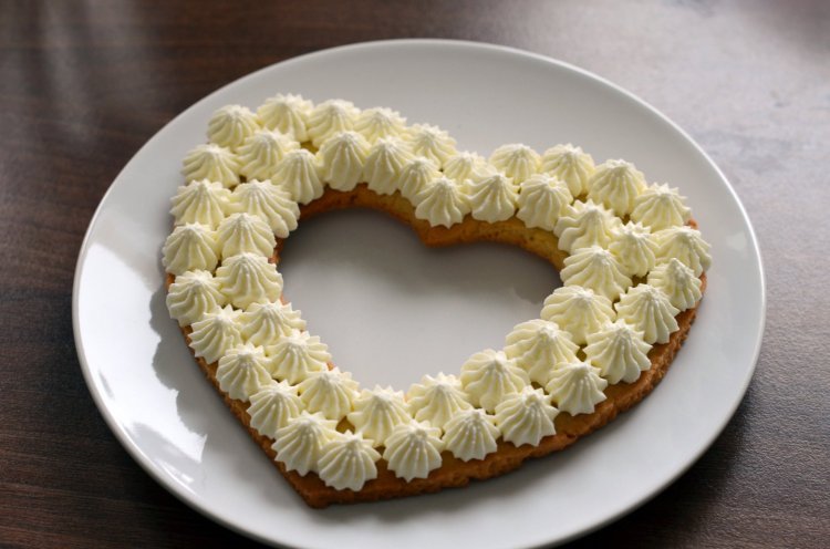 Valentin-napi cream tart szívtorta készítése - recept