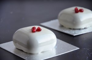 Szilvás mákmousse tükörglazúrral