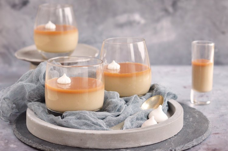 kávés panna cotta sós karamellel és kékszőlőmag őrleménnyel - recept