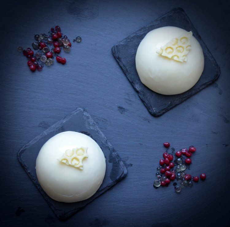 Bodzás túrómousse eperbetéttel, gyümölcskaviárral, tükörglazúrral