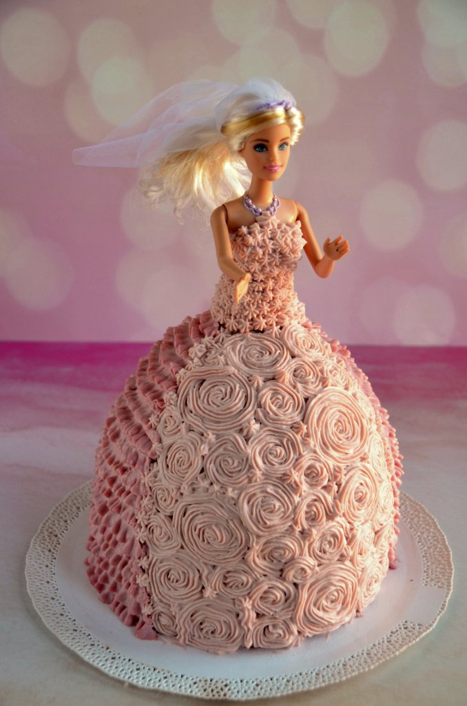 Barbie torta készítése házilag, krémes díszítéssel, habzsákkal