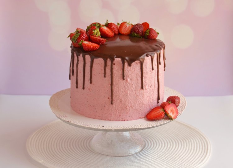 csokival csurgatott epertorta