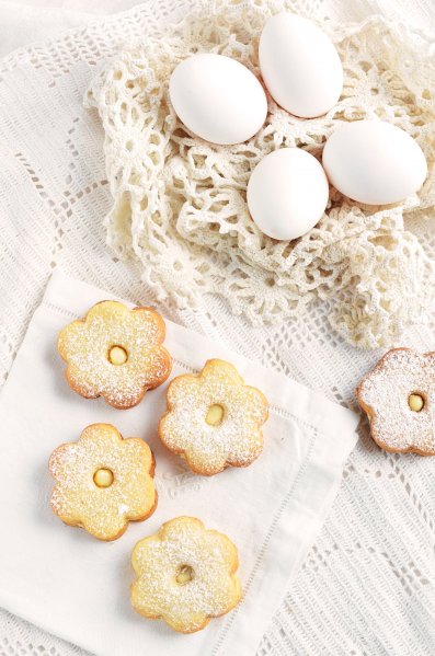 tojáslikőrös húsvéti linzer recept - mandulás linzer tojáslikőrös fehércsoki ganache-sal töltve