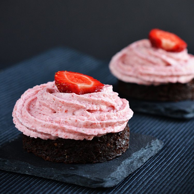 Céklás brownie eperhabbal - recept