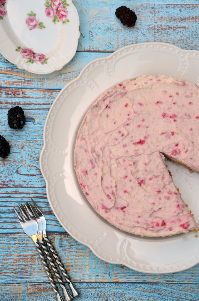 Málnás fehércsokis sajttorta sütés nélkül