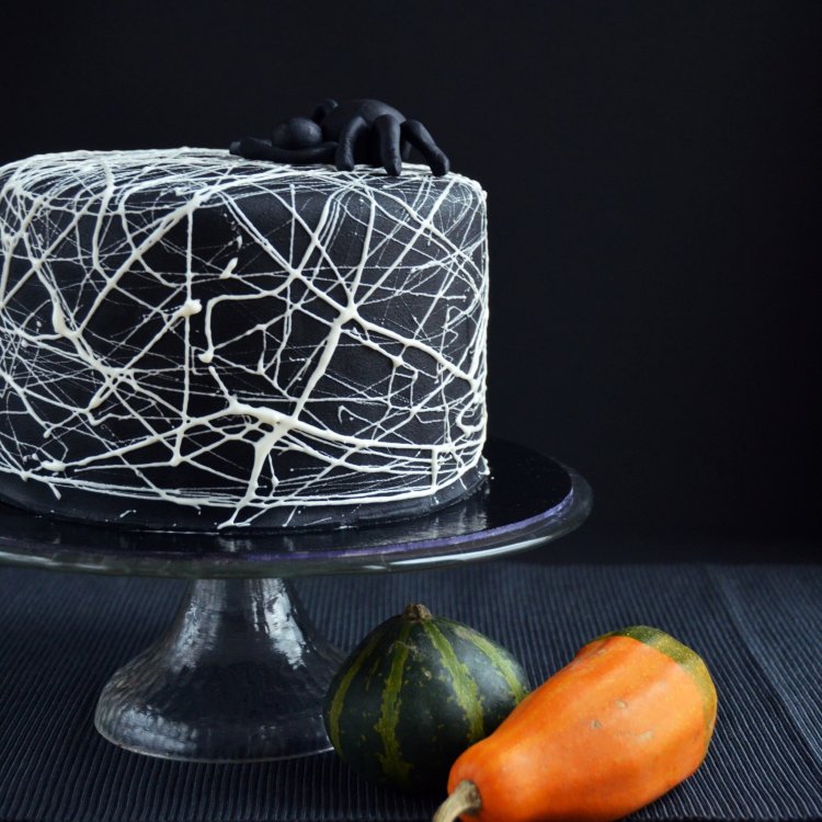 Pillecukor pókhálós torta Halloweenra