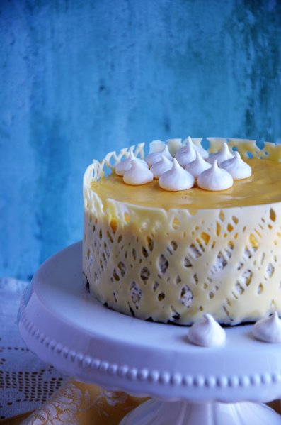 Torta habcsókkal díszítve