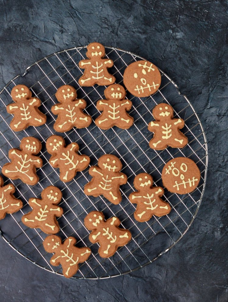 Halloween csontváz keksz készítése mézeskalács emberkéből