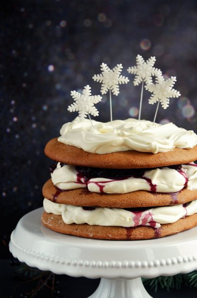 Mézeskalácstorta meggyel és mascarponehabbal - karácsonyi torta