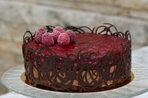 Málna mousse torta csokicsipkével
