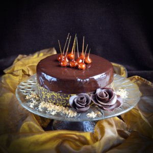 Mogyoró mousse torta karamellizált mogyorótüskékkel, tükörglazúrral és mintás csokigallérral, csoki rózsákkal