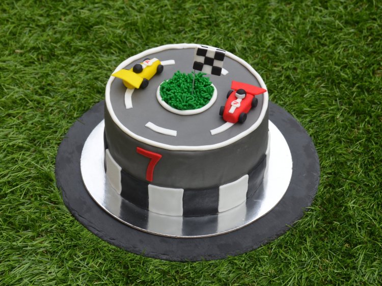 Forma 1 autós torta készítése részletesen - autópálya torta fondantból