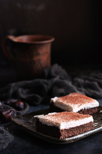 vegán cukormentes babos-datolyás brownie recept kókuszhabbal
