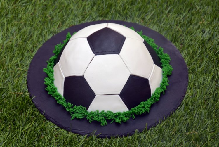 focilabda torta fondant borítással