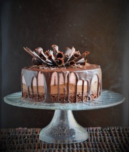 csurgatott csoki-eper mousse torta