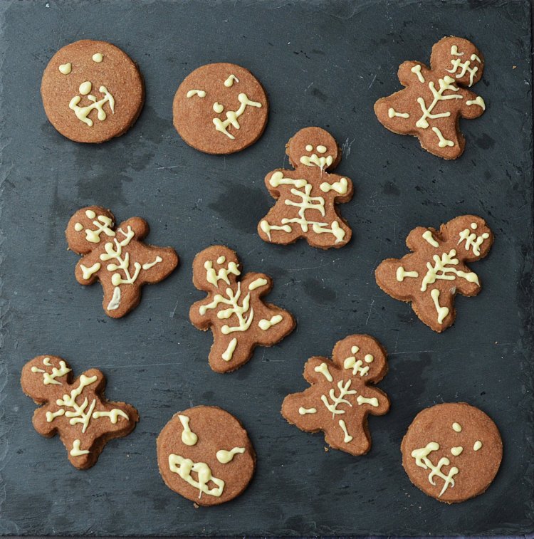 Halloween csontváz keksz készítése mézeskalács emberkéből