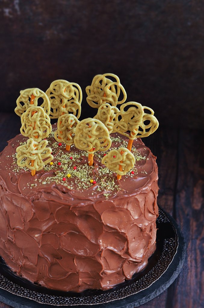 fa készítése fehér csokiból - erdő témájú torta