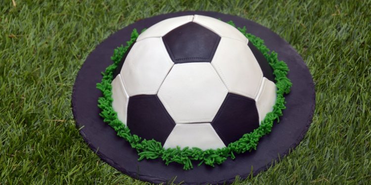 focilabda torta fondanttal