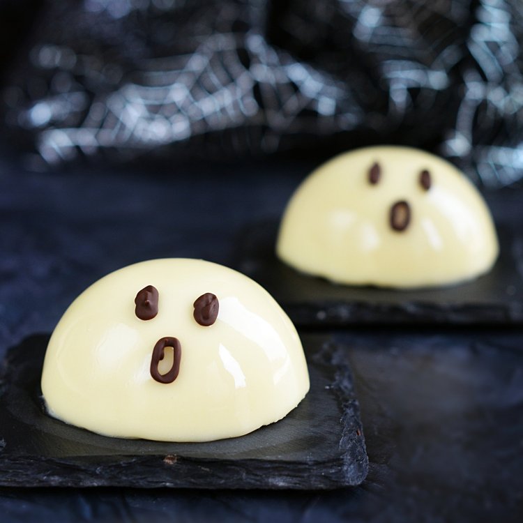 Tükörfényes szellem mousse készítése Halloween-re - málnás-fehércsokis kísértet mousse mirror glaze-zel