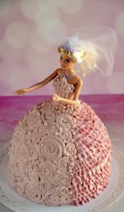 Barbie torta készítése házilag, krémes díszítéssel, habzsákkal