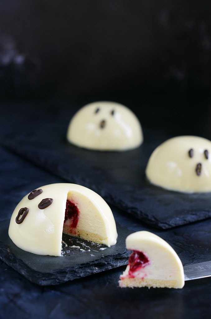 Halloween-i kísértet mousse tükörglazúrral - mirror glaze málnás-fehércsokis szellem mousse készítése