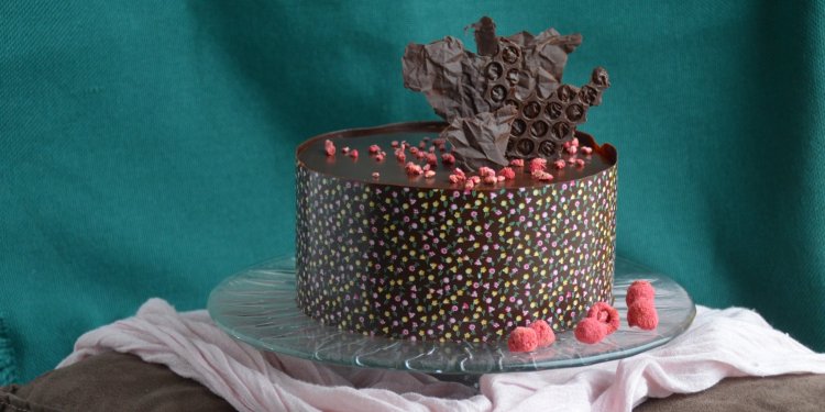 Málna-dupla csoki mousse torta mintás csokigallérral