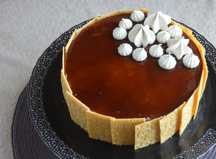 Kávé mousse torta texturált csokilapokkal, kávés habcsókkal. Karamellizált fehércsoki lapokkal.