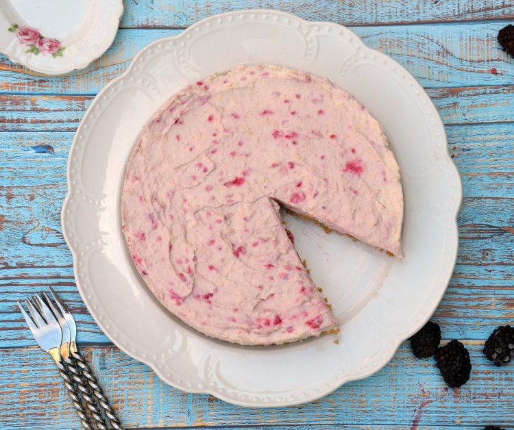 Málnás fehércsokis sajttorta sütés nélkül